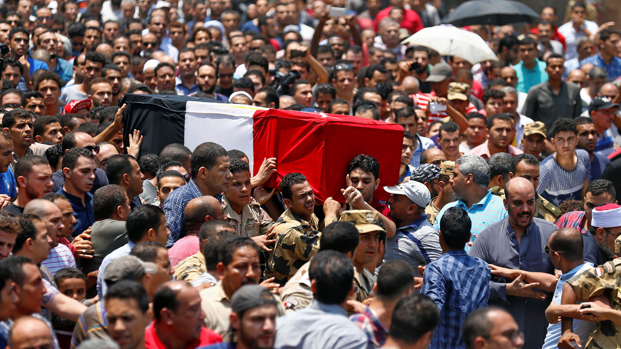 EGYPT-SECURITY/ Egyptian relatives and friends carry the coffin of the officer Khaled al-Maghrabi, who was killed during a suicide bomb attack on an army checkpoint in Sinai, during his funeral in his hometown Toukh, Al Qalyubia Governorate, north of Cairo, Egypt 8 July, 2017. REUTERS/Mohamed Abd El Ghany - RTX3AMDS