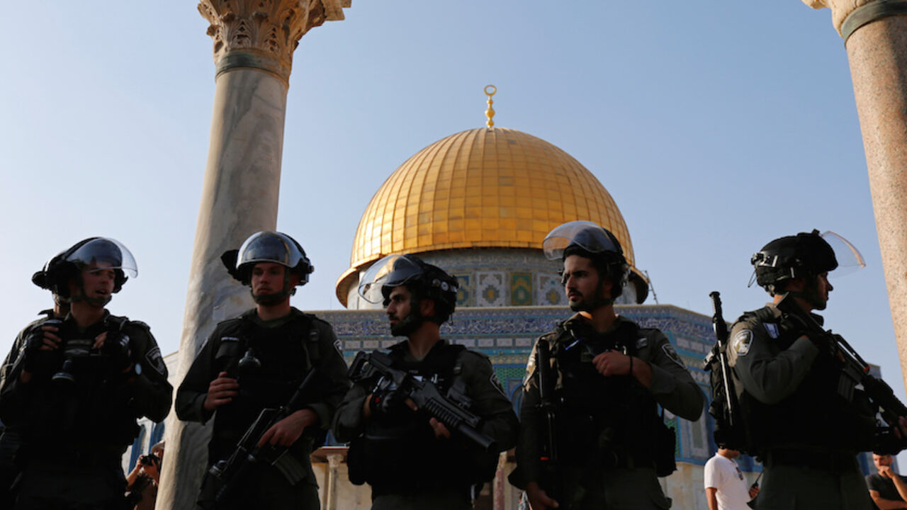ISRAEL-PALESTINIANS/ Israeli security forces stand at the compound known to Muslims as Noble Sanctuary and to Jews as Temple Mount, after Israel removed all security measures it had installed at the compound, and Palestinians entered the compound in Jerusalem's Old City July 27, 2017. REUTERS/Muammar Awad - RTX3D5M4