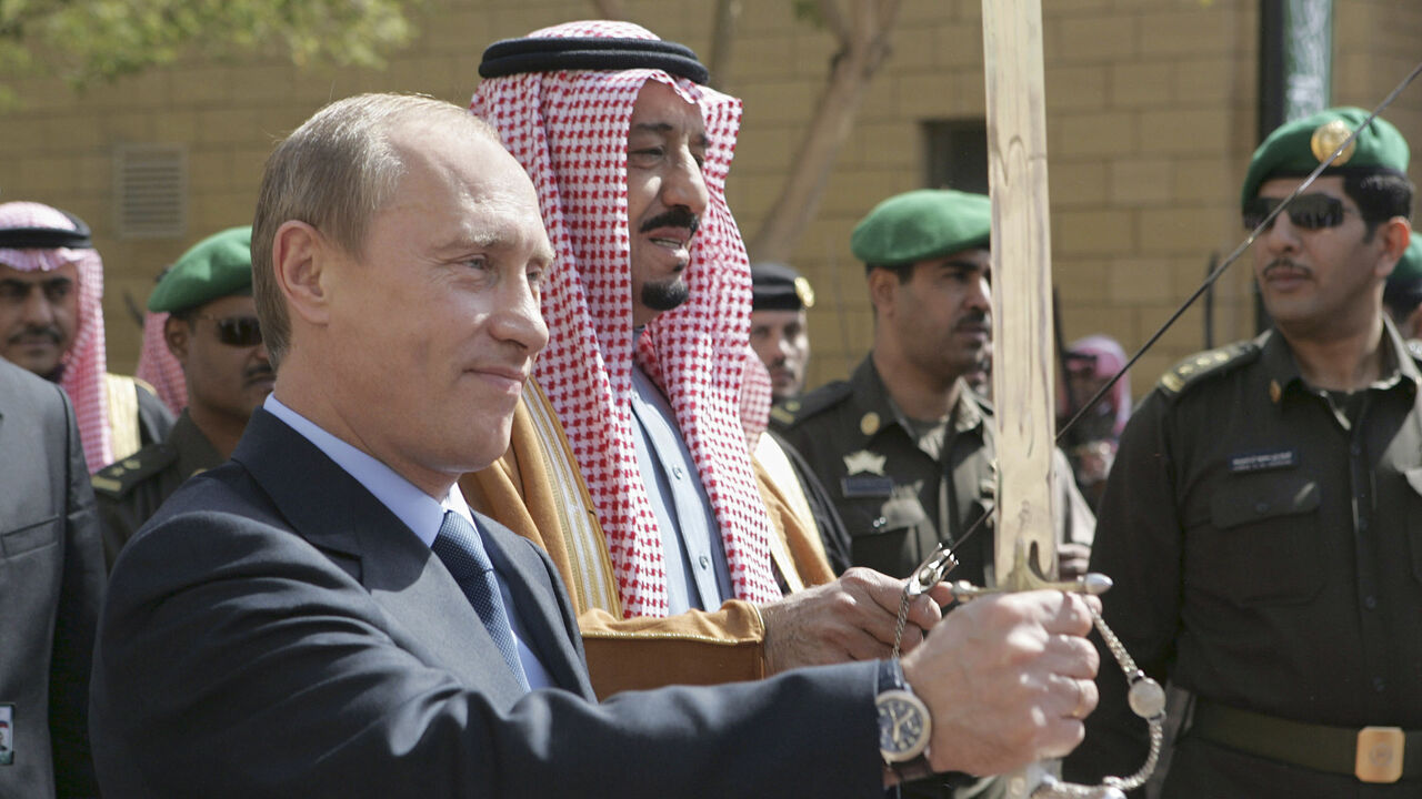 SAUDI ARABIA/RUSSIA Russian President Vladimir Putin (L) and Prince Salman bin Abdul Aziz, Governor of Riyadh, hold swords on a visit to King Abdul Aziz Historical Centre in Riyadh February 12, 2007. REUTERS/Itar-Tass/PRESIDENTIAL PRESS SERVICE (SAUDI ARABIA) - GM1DUPEGXLAA