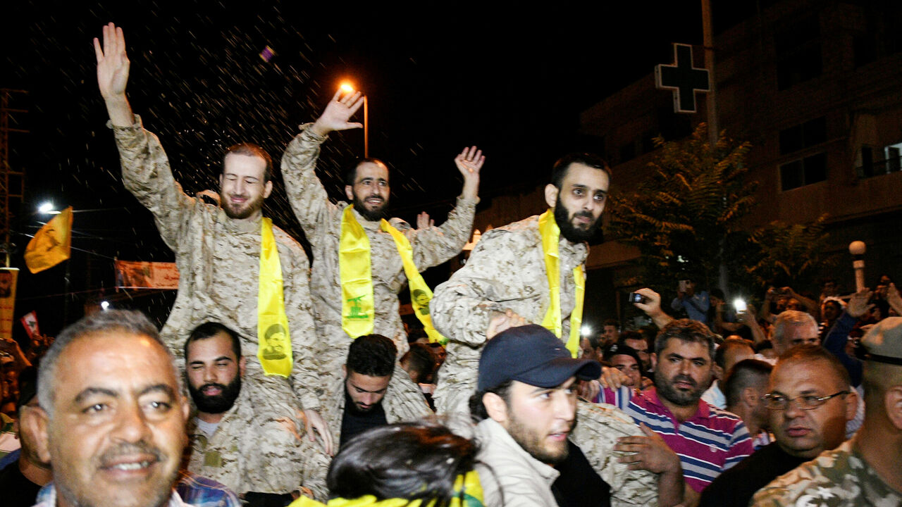 MIDEAST-CRISIS-SYRIA-LEBANON Hezbollah members celebrate in Qaa, Lebanon, after being released by Nusra Front, August 3, 2017. REUTERS/ Hassan Abdallah - RC1698FCD5E0