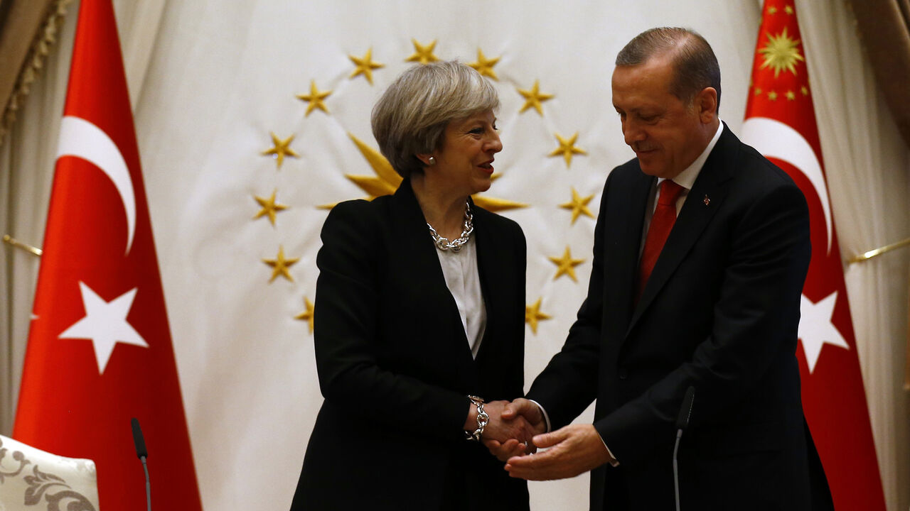 TURKEY-BRITAIN/ Turkish President Tayyip Erdogan shakes hands with Britain's Prime Minister Theresa May after their meeting at the Presidential Palace in Ankara, Turkey, January 28, 2017. REUTERS/Umit Bektas - LR1ED1S12NA6O