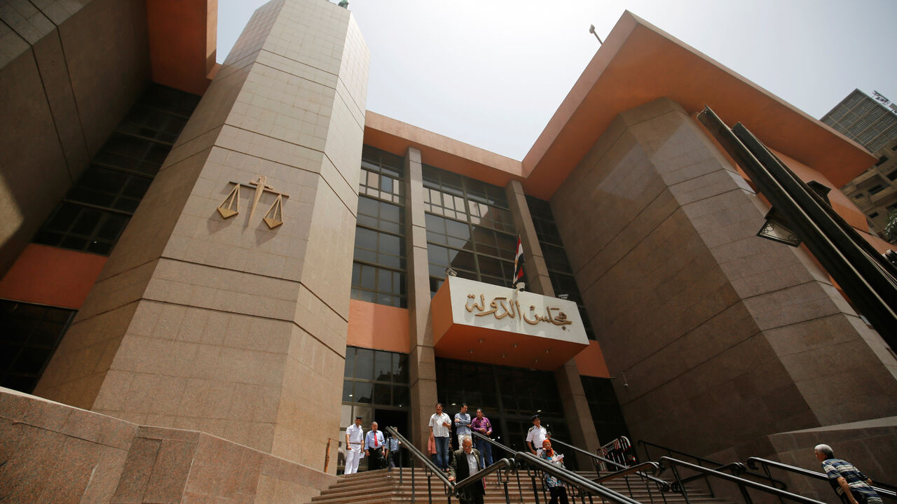 EGYPT-SAUDI/ People walk at the entrance of the State Council's building, Egypt's highest administrative court in Cairo, Egypt May 17, 2016. REUTERS/Amr Abdallah Dalsh - S1AETLEPLWAA