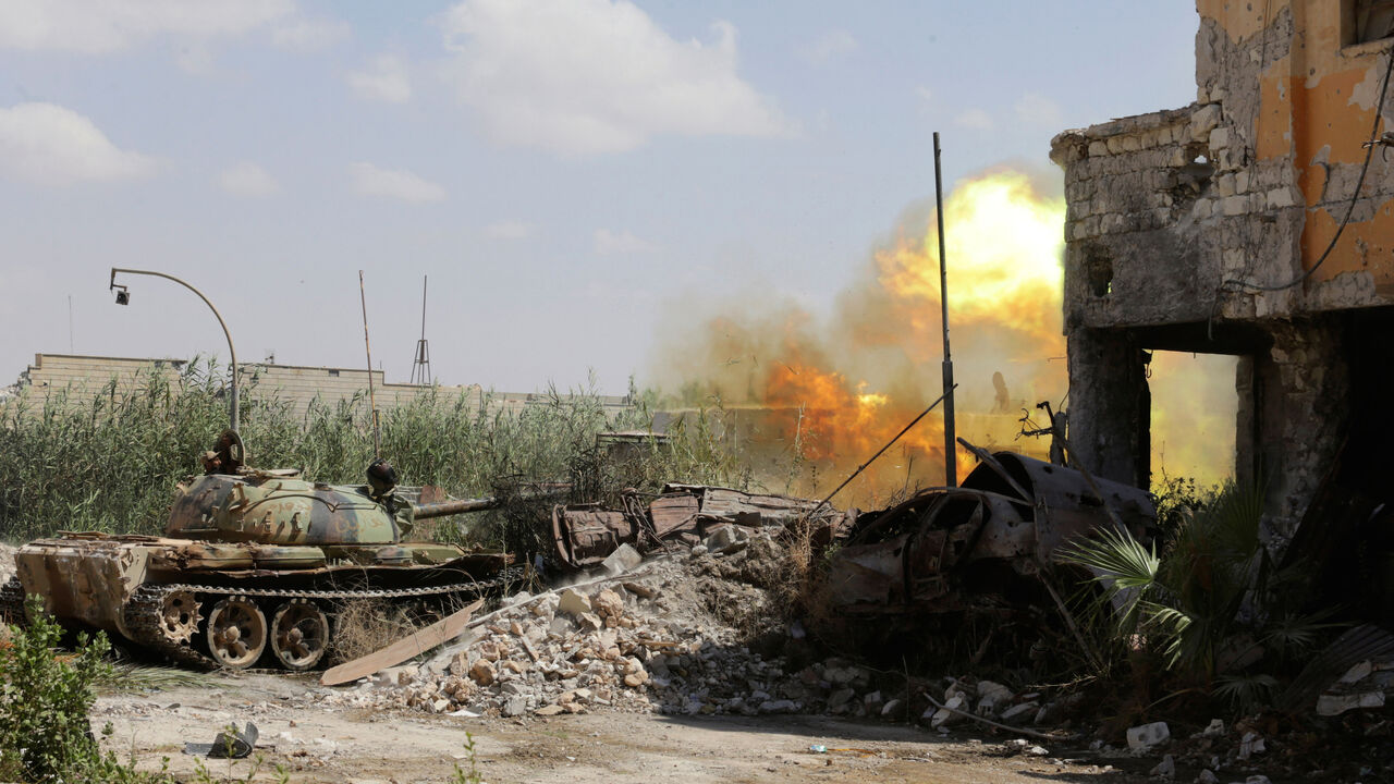 LIBYA-SECURITY/BENGHAZI A tank belonging to Libyan National Army fires towards Islamist militants during clashes in the militants' last stronghold in Benghazi, Libya, July 17, 2017. REUTERS/Esam Omran Al-Fetori - RC1C60869AF0