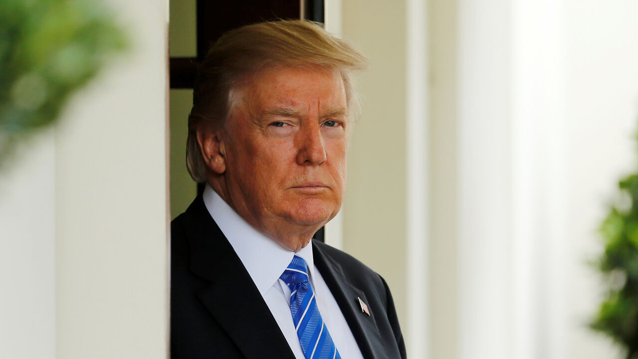 USA-MALAYSIA/ U.S. President Donald Trump waits to greet Malaysia's Prime Minister Najib Razak at the White House in Washington, U.S. September 12, 2017. REUTERS/Jonathan Ernst - RC1F92CDA2B0