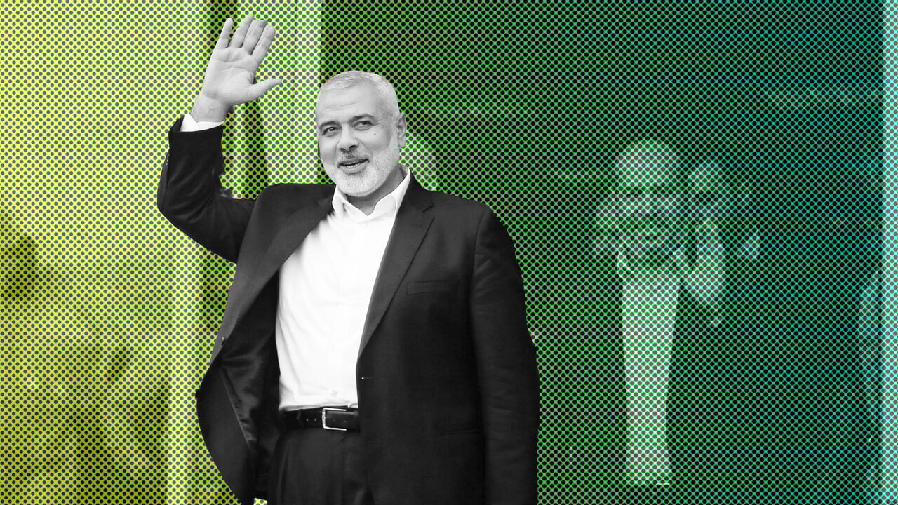 ISRAEL-PALESTINIANS/GAZA Hamas chief Ismail Haniyeh waves following his arrival at the Rafah border crossing in the southern Gaza Strip September 19, 2017. REUTERS/Ibraheem Abu Mustafa - RC1A5F1000E0