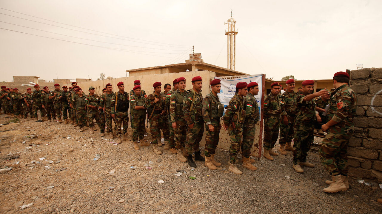 MIDEAST-CRISIS/KURDS-REFERENDUM Peshmerga forces stand in line to vote during Kurds independence referendum in Sheikh Amir village, Iraq September 25, 2017. REUTERS/Azad Lashkari - RC1B631DEAD0