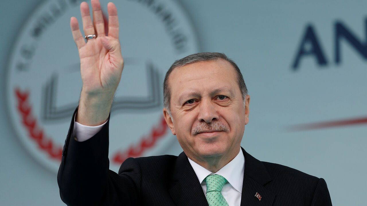 TURKEY-ERDOGAN/ Turkish President Tayyip Erdogan attends opening ceremony of Recep Tayyip Erdogan Imam Hatip School in Istanbul, Turkey, September 29, 2017. REUTERS/Murad Sezer - RC19182BAB40