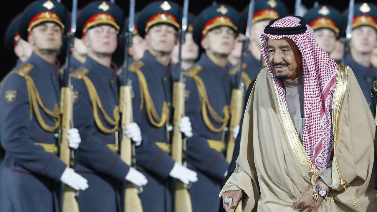 SAUDI-KING/RUSSIA-ARRIVAL Saudi Arabia's King Salman walks past Russian honour guards during a welcoming ceremony upon his arrival at Vnukovo airport outside Moscow, Russia October 4, 2017. REUTERS/Sergei Karpukhin - UP1EDA41BJO47