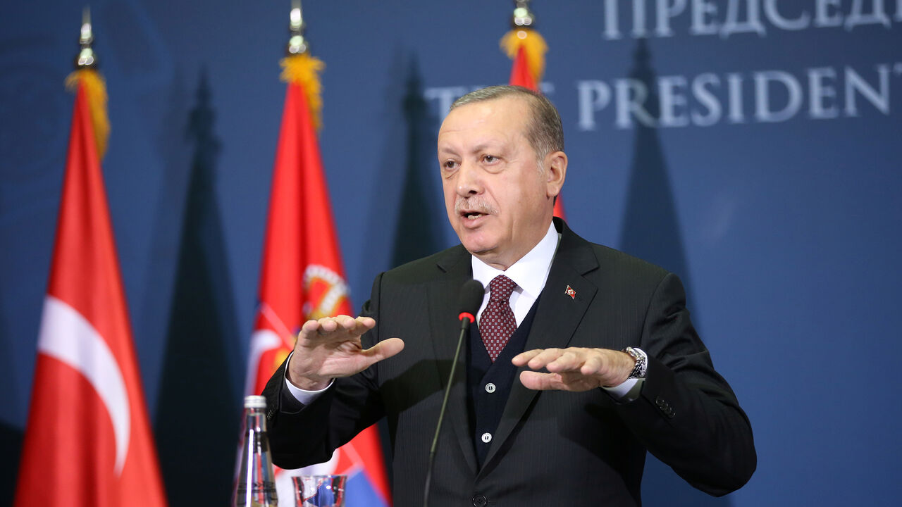 SERBIA-TURKEY/ Turkish President Recep Tayyip Erdogan gestures as he speaks during a joint press conference with Serbia's President Aleksandar Vucic (not in the picture) after their meeting in Belgrade, Serbia, October 10, 2017. REUTERS/Marko Djurica - RC13E1AA15B0