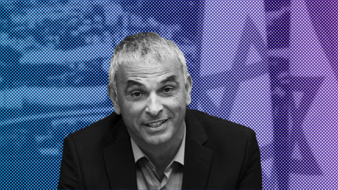 Moshe Kahlon, Israel's new Finance Minister, attends a meeting at the Finance Ministry in Jerusalem May 18, 2015. Boosting competition in Israel's banking system and the economy as a whole as well as bringing down property prices will be priorities for the country's new finance minister, he said on Monday. REUTERS/Ronen Zvulun  - GF10000099277