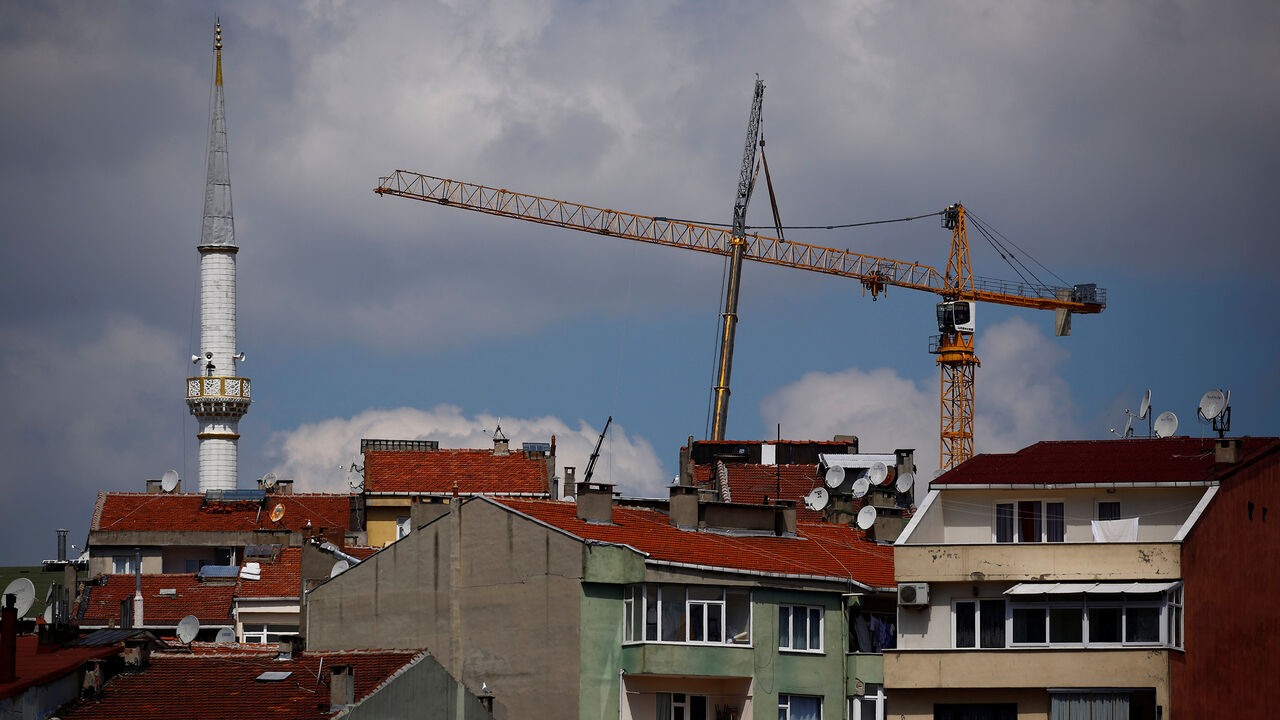 GLOBAL-CONSTRUCTION/ A construction crane is seen behind residential buildings in Istanbul, Turkey May 24, 2017. REUTERS/Murad Sezer - RC1178F41100