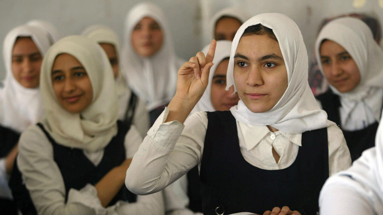 Nic253379 Iraqi students sit in class at their elementary school in the southern Iraqi city of Basra on April 6, 2008. Fierce clashes between Shiite gunmen and US forces in the Iraqi capital's Sadr City district killed at least 20 people today, amid calls from Iraqi leaders for all militias to be disbanded. Shiite fighters, mostly from Sadr's Mahdi Army militia, have been clashing with security forces since March 25 after Prime Minister Nuri al-Maliki ordered a crackdown on militiamen in the southern city of Basra. A