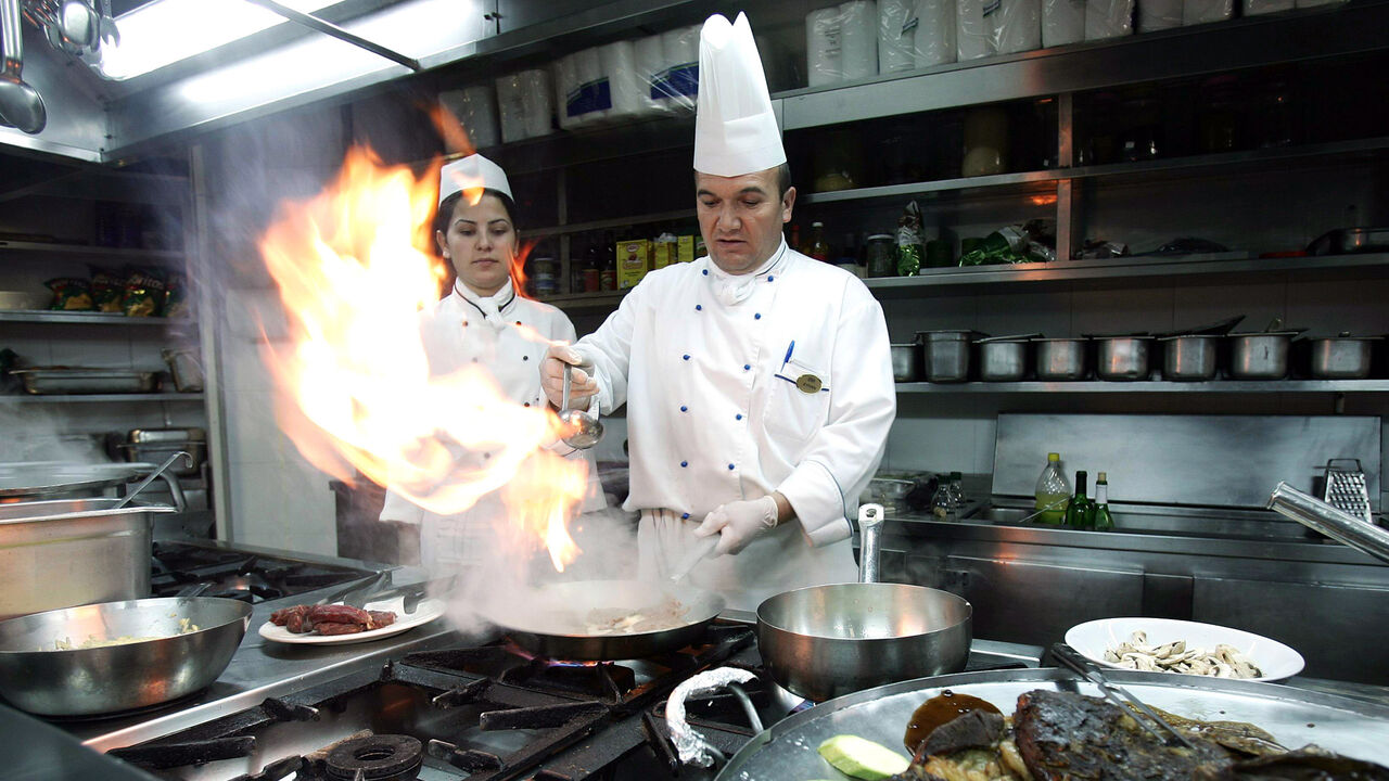 BIRDFLU TURKEY TOURISM A Turkish cook prepares a beef steak on fire at a restaurant in a five-star hotel in the Mediterranean Turkish city of Antalya, January 17, 2006. Turkey's top holiday destination Antalya is concerned by the westward spread of the bird flu disease towards the city blessed by a long Mediterranean coast. Photo taken January 17, 2006. REUTERS/Umit Bektas - RP3DSFDNCIAC