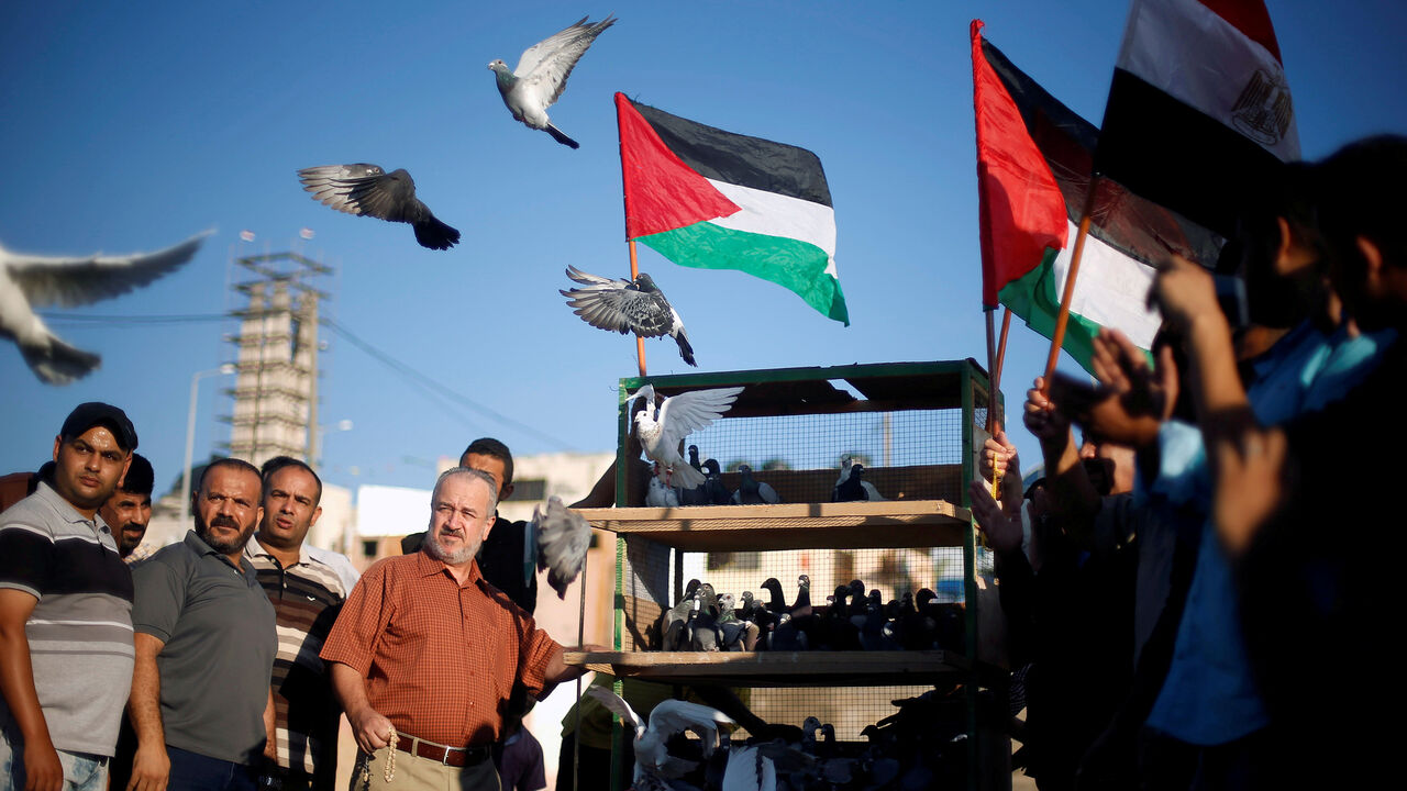 PALESTINIANS-RECONCILIATION/MOOD People release pigeons during an event to show support for a unity deal between rival Palestinian factions Hamas and Fatah, in Gaza City, October 13, 2017. REUTERS/Mohammed Salem TPX IMAGES OF THE DAY - RC13CF7EA9F0