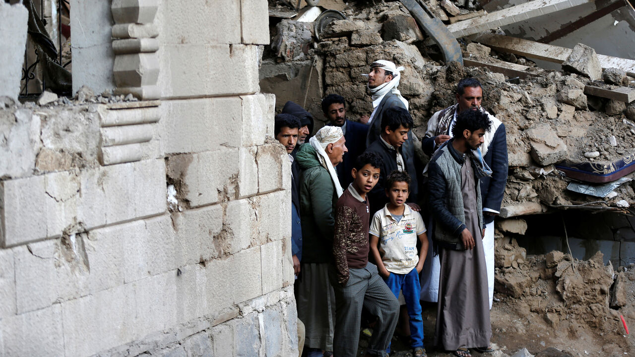 People gather at the site of an air strike in Sanaa, Yemen November 11, 2017. REUTERS/Khaled Abdullah - RC167B6883D0