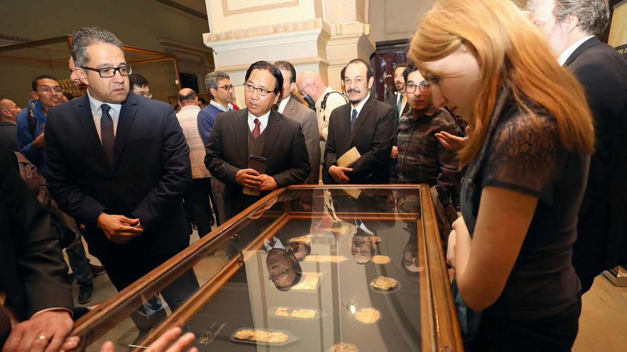 EGYPT-ARCHAEOLOGY/TUTANKHAMUN Egyptian Minister of Antiquities Khaled al-Anany looks at exhibits on display during the opening of "Tutankhamun's Unseen Treasures" exhibition at the Egyptian Museum in Cairo, Egypt November 15, 2017. Picture taken November 15, 2017. REUTERS/Mohamed Abd El Ghany - RC1594582550