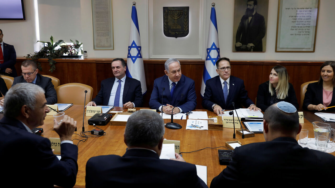 ISRAEL-POLITICS/ Israel's Prime Minister Benjamin Netanyahu attends the weekly cabinet meeting in Jerusalem November 19, 2017. REUTERS/Ronen Zvulun - RC1C07ECA100