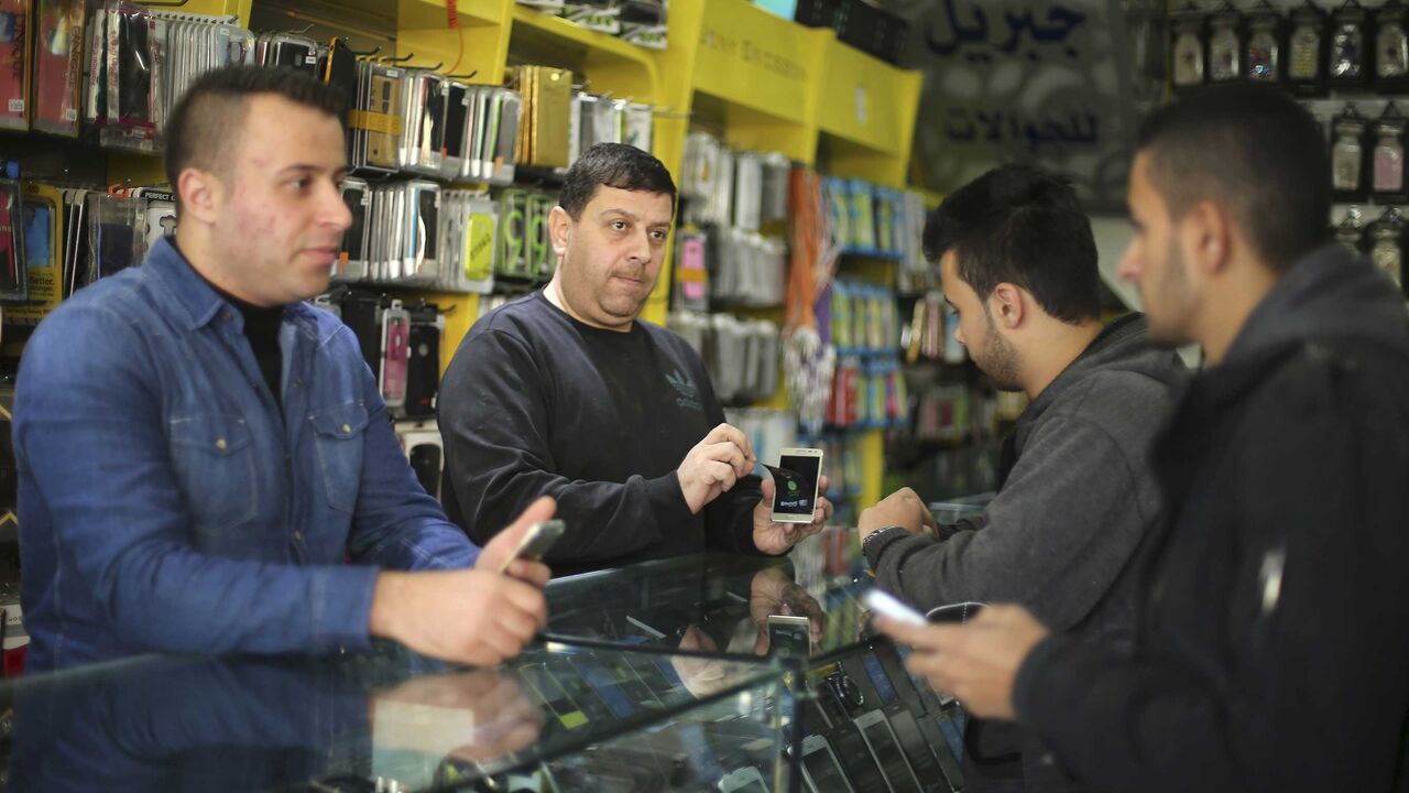 PALESTINIANS-TELECOMS/ RTX1XS1H.jpg