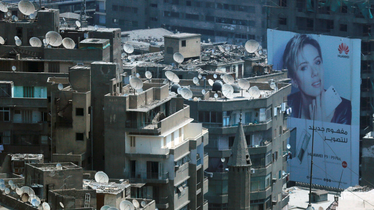 EGYPT-DAILYLIFE/ An advertise for Huawei mobile with American actress Scarlett Johansson is seen between old houses at the center of downtown Cairo, Egypt August 31, 2016. REUTERS/Amr Abdallah Dalsh - D1BETYPANEAA