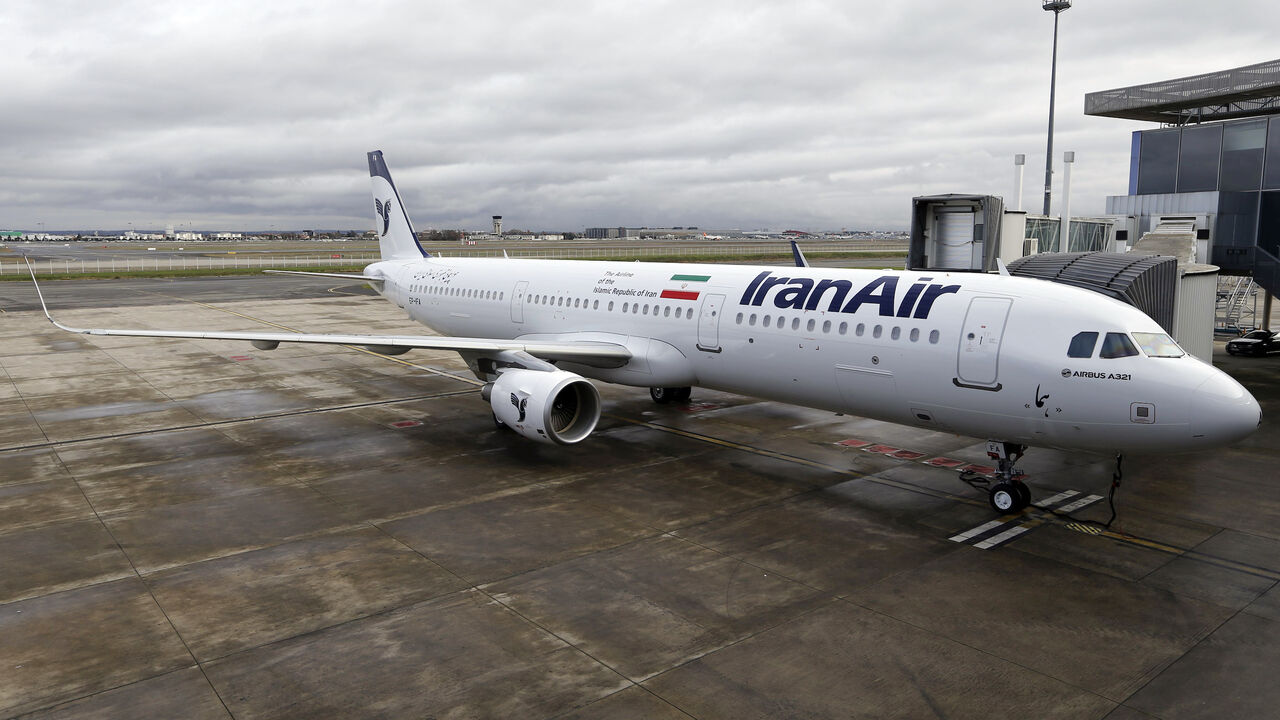 IRAN-AIRCRAFT/ An Airbus A321 painted in IranAir's livery rests on the tarmac as the company takes delivery of the first new Western jet under an international sanctions deal in Colomiers, near Toulouse, France, January 11, 2017. REUTERS/Regis Duvignau - LR1ED1B13U7DL