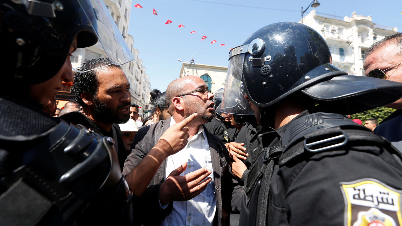 TUNISIA-PROTEST/ Law students clash with riot police officers, during a demonstration against the government in Tunis, Tunisia April 14, 2017. REUTERS/Zoubeir Souissi - RC1DD693F560