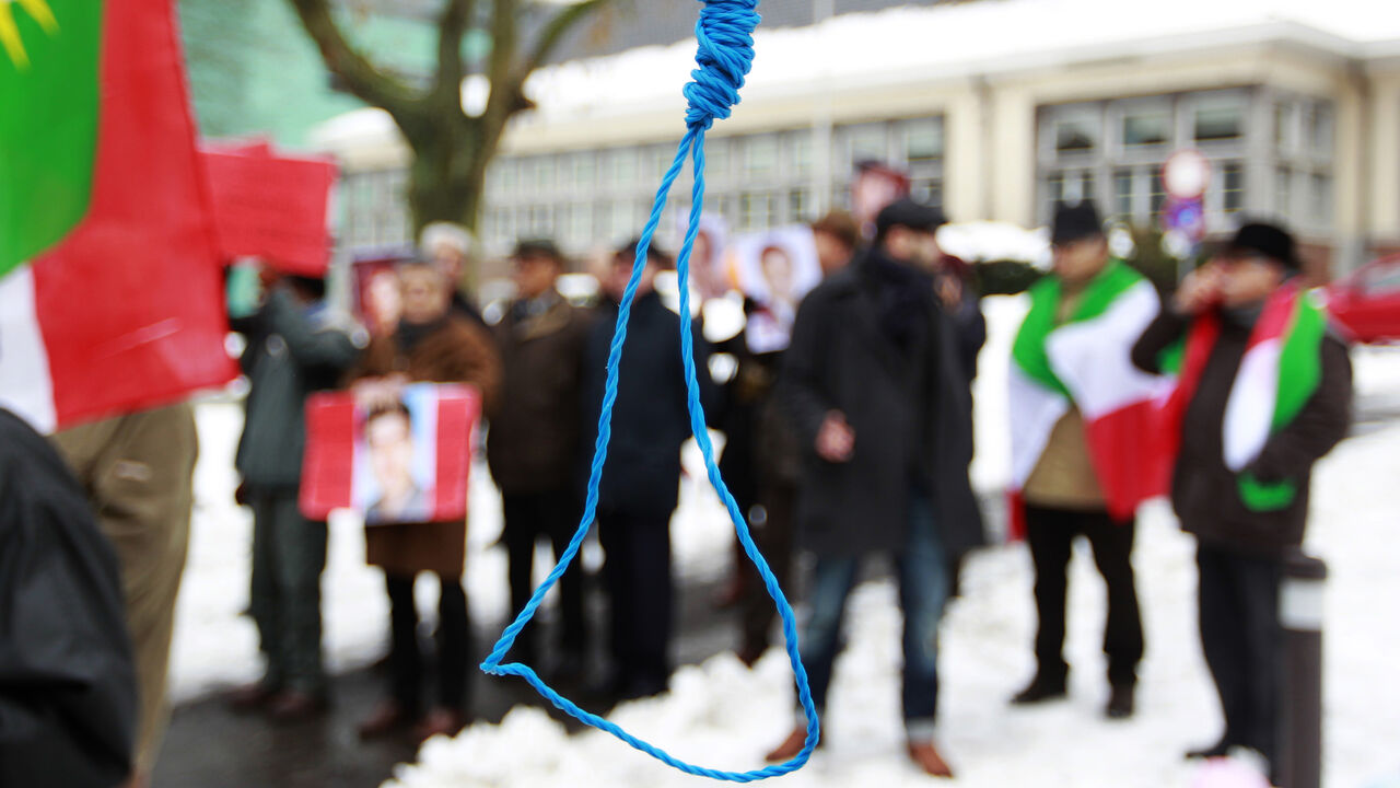 BELGIUM/ Iranian exiles shout slogans in front of a mock gallows to protest against executions in Iran during a demonstration outside the Iranian embassy in Brussels December 29, 2010. REUTERS/Francois Lenoir (BELGIUM - Tags: CIVIL UNREST POLITICS) - GM1E6CT1T7M01