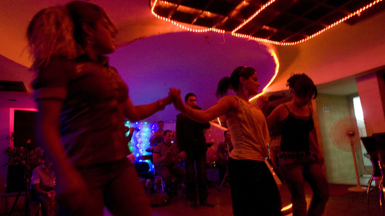 IRAQ/NIGHTLIFE Women dancers perform at a nightclub in Baghdad July 9, 2009. As the worst of the violence unleashed in 2003 has faded, a buzzing nightlife has returned to the Iraqi capital. Some 17 nightclubs have opened in Baghdad, most featuring provocative dancers, suggestive music and ample booze. Picture taken July 9, 2009. REUTERS/Thaier al-Sudani (IRAQ SOCIETY) - GM1E57F1OQY01