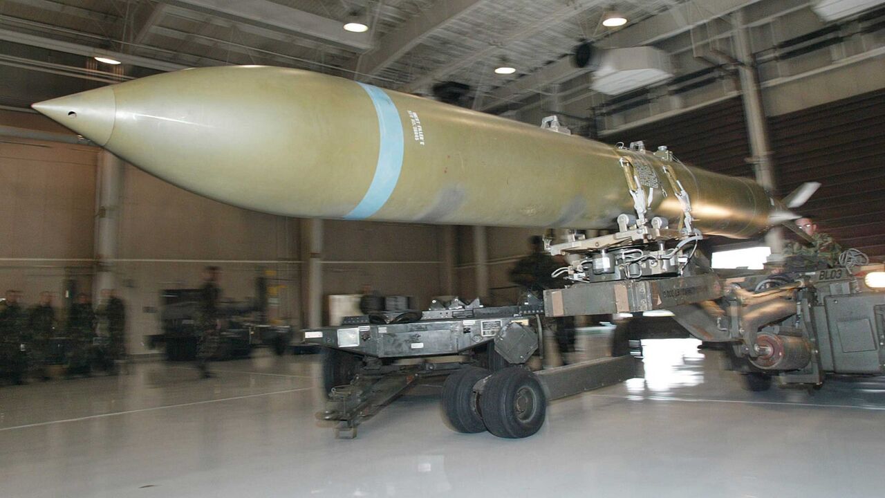 IRAQ USA BUNKERBUSTERS RTRL0LB.jpg