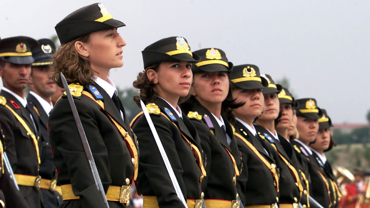 TURKEY Women Turkish army officers hold their swords to salute President Ahmet
Necdet Sezer as they parade during a ceremony August 30, 2001, marking the
79th anniversary of Victory Day which is celebrated throughout the country.
Victory day marks the last and biggest attack to drive the Greek army out of
the country during the five year long Independence War after the Ottoman
empire had collapsed. Ataturk founded the Turkish republic in 1923 following
the independence war. REUTERS/Fatih Saribas
FS - RP2DRIEFZUAA