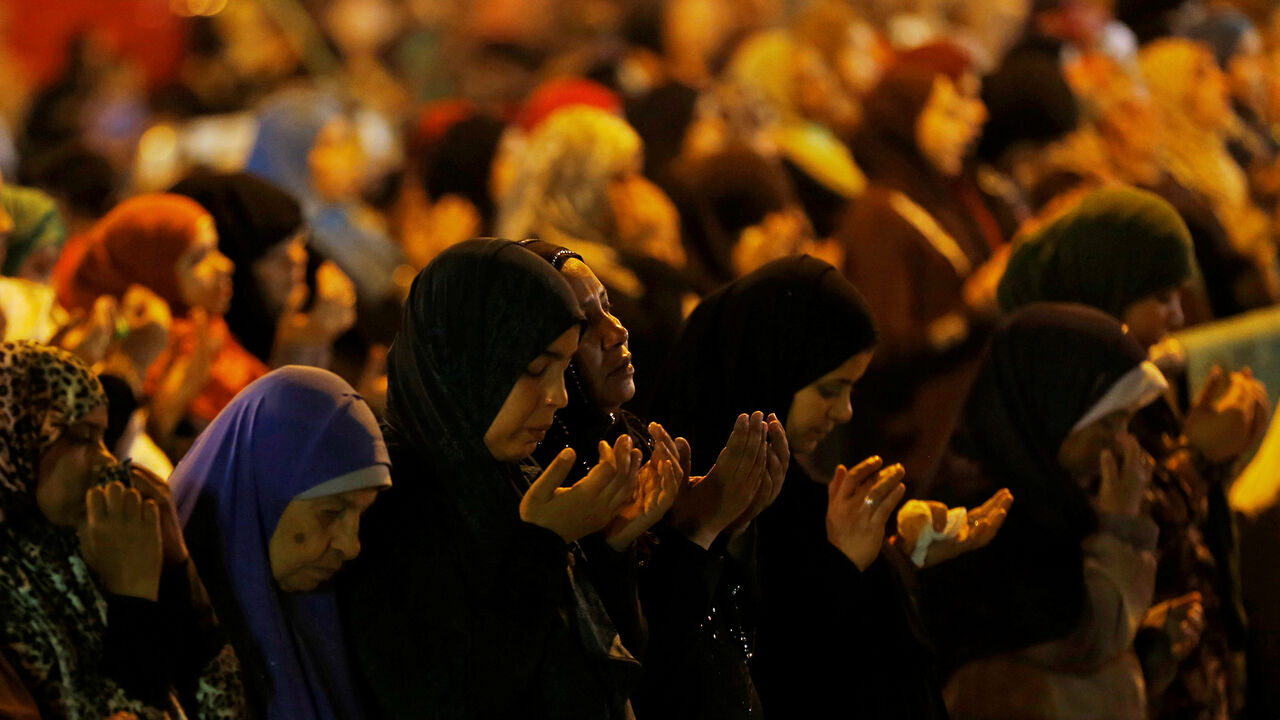 RELIGION-RAMADAN/EGYPT Egyptian Muslim women take part in evening prayers called "Tarawih" on Laylat al-Qadr or Night of Decree, outside Amr Ibn El-Aas mosque, the first and oldest mosque ever built on the land of Egypt, during the Muslim holy month of Ramadan in old Cairo, Egypt June 21, 2017. REUTERS/Amr Abdallah Dalsh - RC144969C2E0