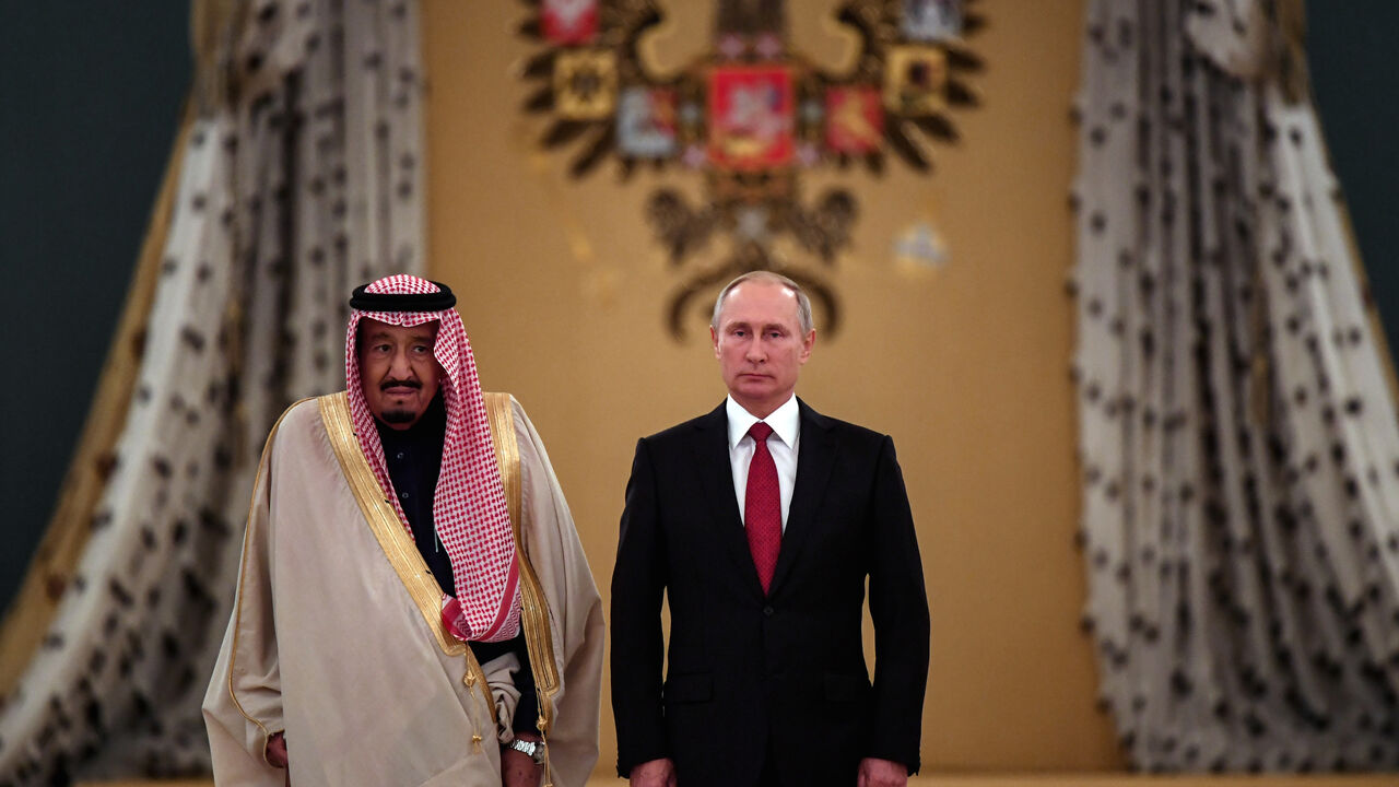 RUSSIA-SAUDI/ Russian President Vladimir Putin (R) and Saudi Arabia's King Salman attend a welcoming ceremony ahead of their talks in the Kremlin in Moscow, Russia October 5, 2017. REUTERS/Yuri Kadobnov/Pool - RC18A862CF80