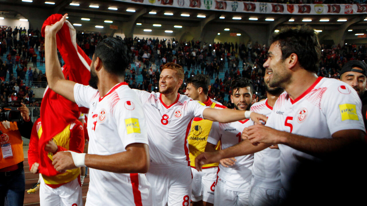 SOCCER-WORLDCUP-TUN-LBY/ Soccer Football - 2018 World Cup Qualifications - Africa - Tunisia vs Libya - Rades Olympic stadium - Tunis, Tunisia - November 11, 2017 Tunisia's players celebrate qualifying for the World Cup. REUTERS/Zoubeir Souissi - RC1AB2B62AA0
