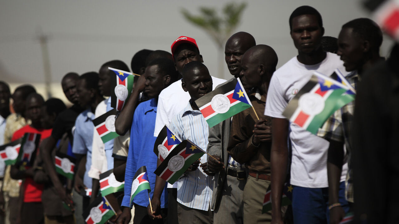 SOUTH-SUDAN/ Men wait in line to get inside a hall during a rally for the Sudan's People Liberation Movement (SPLM) youth in Juba, February 15, 2014. REUTERS/Andreea Campeanu (SOUTH SUDAN - Tags: POLITICS) - GM1EA2F1IE101