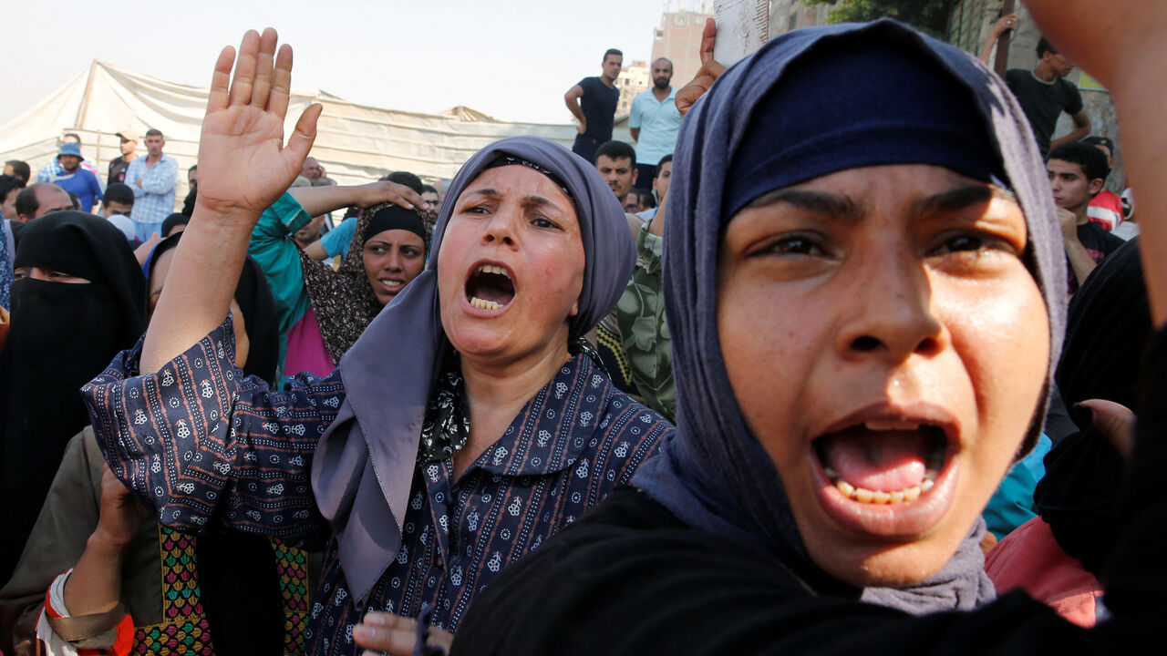 EGYPT-VIOLENCE/ Egyptian women shout slogans against the government during the funeral of Syed Tafshan, who died in clashes with residents of the Nile island of al-Warraq, when security forces attempted to demolish illegal buildings, in the south of Cairo, Egypt July 16, 2017. REUTERS/Amr Abdallah Dalsh - RC133E8F7A70