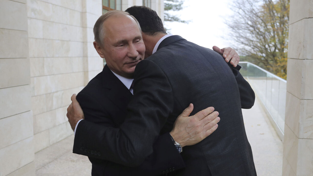 MIDEAST-CRISIS/PUTIN-ASSAD Russian President Vladimir Putin (L) welcomes Syrian President Bashar al-Assad during a meeting in the Black Sea resort of Sochi, Russia November 20, 2017. Picture taken November 20, 2017. Sputnik/Mikhail Klimentyev/Kremlin via REUTERS ATTENTION EDITORS - THIS IMAGE WAS PROVIDED BY A THIRD PARTY. TPX IMAGES OF THE DAY - RC1E24874580