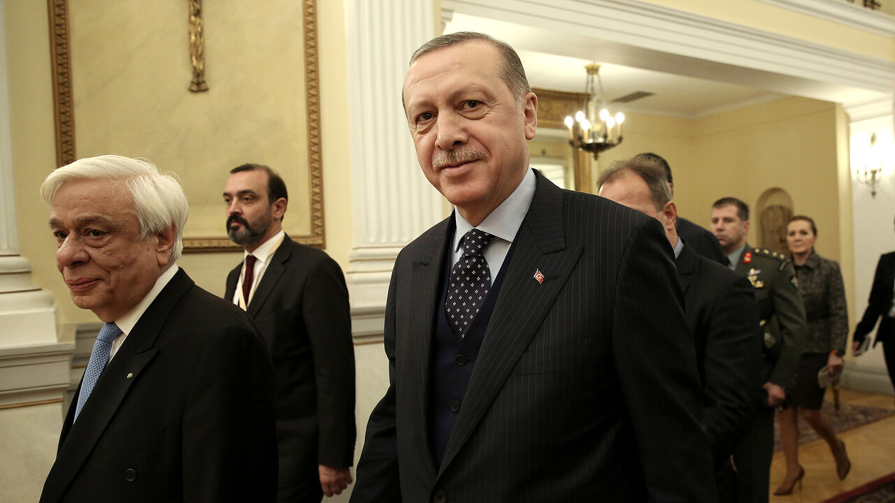 GREECE-TURKEY/ERDOGAN Greek President Prokopis Pavlopoulos (L) and his Turkish counterpart Recep Tayyip Erdogan (R) enter the Presidential Mansion during a meeting in Athens, Greece December 7, 2017. REUTERS/Simela Pantzartzi/Pool - RC1B07EB44A0