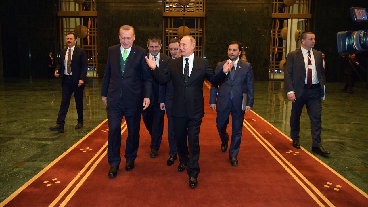 MIDEAST-CRISIS/TURKEY-RUSSIA Russian President Vladimir Putin (C, front) and Turkish President Tayyip Erdogan (L, front) walk during a meeting in Ankara, Turkey December 11, 2017. Sputnik/Alexei Druzhinin/Sputnik via REUTERS ATTENTION EDITORS - THIS IMAGE WAS PROVIDED BY A THIRD PARTY. - UP1EDCB1EWG4D