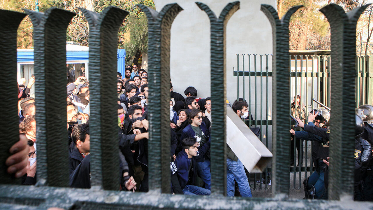 AFP_VH926 Iranian students scuffle with police at the University of Tehran during a demonstration driven by anger over economic problems, in the capital Tehran on December 30, 2017.
Students protested in a third day of demonstrations, videos on social media showed, but were outnumbered by counter-demonstrators. / AFP PHOTO / STR (Photo credit should read STR/AFP/Getty Images)