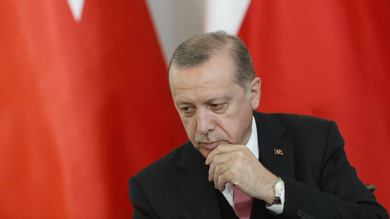 POLAND-TURKEY/ Turkish President Recep Tayyip Erdogan attends the news conference after his meeting with Poland's President Andrzej Duda at the Presidential Palace in Warsaw, Poland, October 17, 2017. REUTERS/Kacper Pempel - UP1EDAH0WNL3N