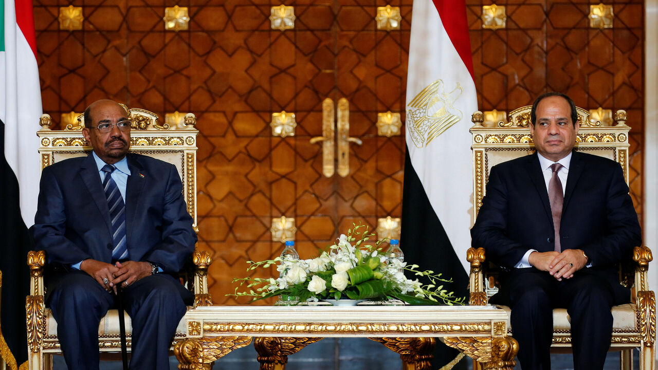 EGYPT-POLITICS/ Egypt's President Abdel Fattah al-Sisi (R) and Sudanese President Omar Hassan al-Bashir meet ahead of the signing of a number of agreements between the two countries at the El-Thadiya presidential palace in Cairo, Egypt October 5, 2016. REUTERS/Amr Abdallah Dalsh - D1BEUFFRQGAA
