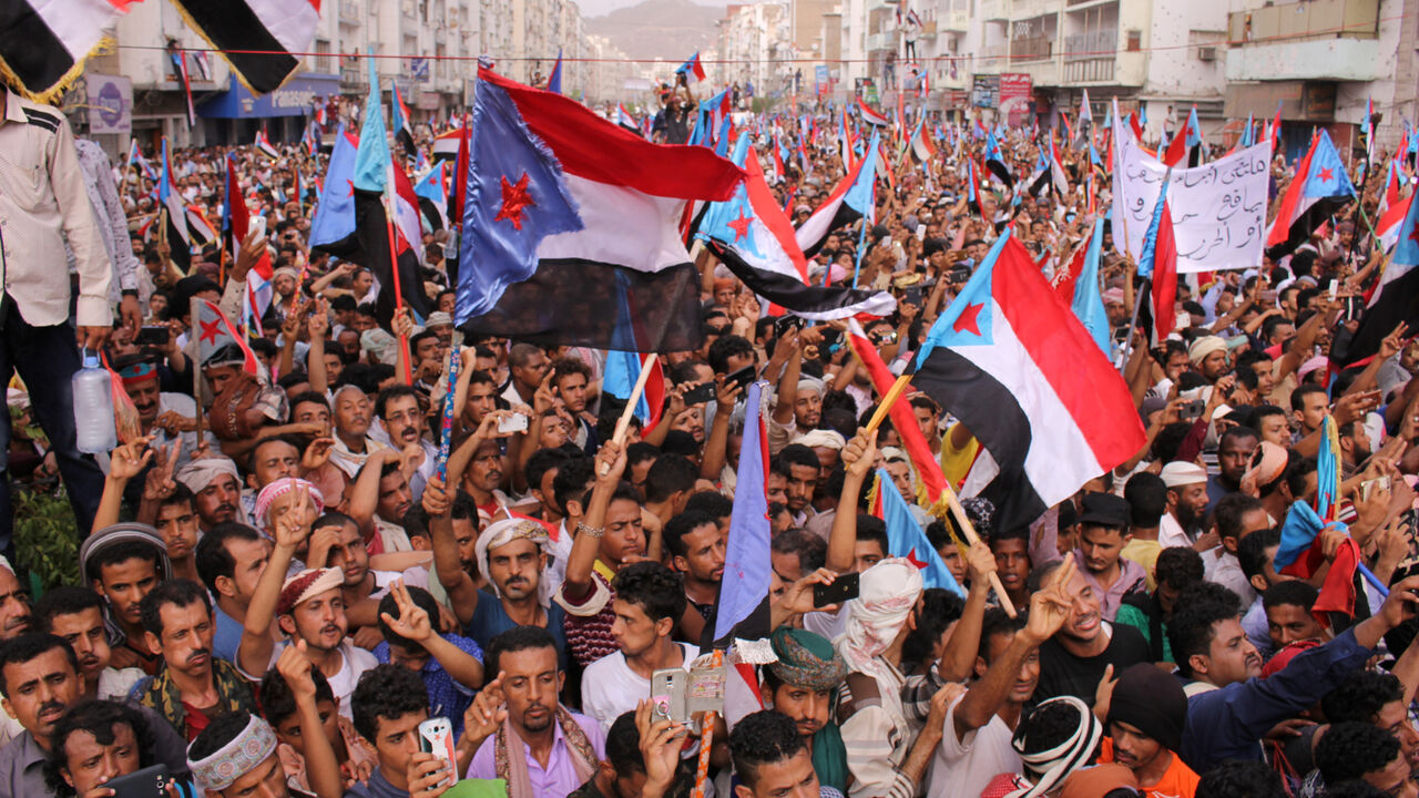 YEMEN-SECURITY/ Supporters of the Transitional Southern Council attend a rally to demand the secession of south Yemen, in the southern port city of Aden, Yemen July 7, 2017. REUTERS/Fawaz Salman - RC129FE53400