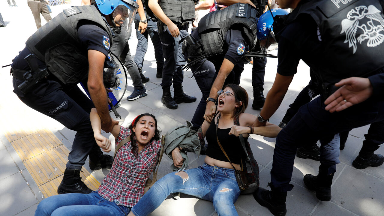 TURKEY-SECURITY/TRIAL Riot police detain protesters during the trial of two Turkish teachers, who went on a hunger strike over their dismissal under a government decree following last year's failed coup, outside of a courthouse in Ankara, Turkey, September 14, 2017. REUTERS/Umit Bektas - RC1C4AF5B7A0
