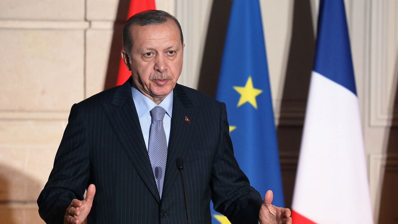 FRANCE-TURKEY/ Turkish President Recep Tayyip Erdogan speaks during a joint press conference with the French president at the Elysee Palace in Paris, France, January 5, 2018. REUTERS/Ludovic Marin/Pool - RC1C7CFA8B70