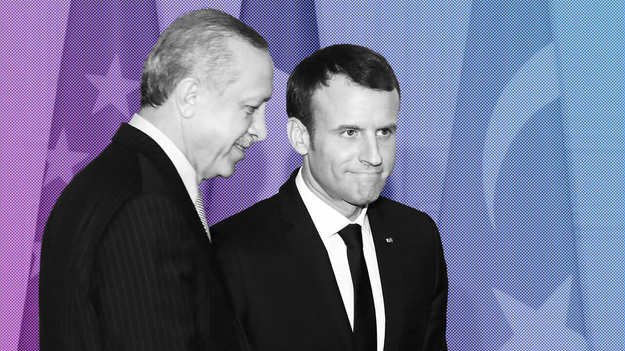 FRANCE-TURKEY/ French President Emmanuel Macron (R) and Turkish President Recep Tayyip Erdogan walk out after a joint press conference at the Elysee Palace in Paris, France, January 5, 2018. REUTERS/Ludovic Marin/Pool - RC1B3603AB90