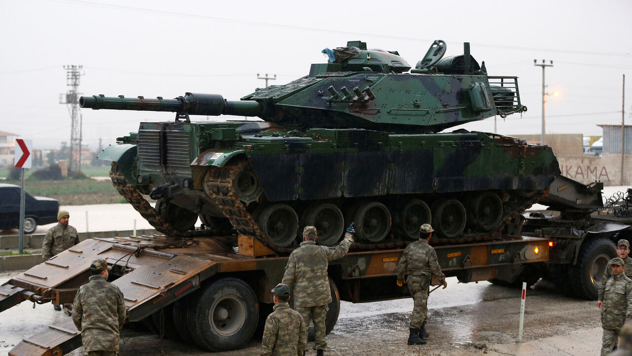 MIDEAST-CRISIS/SYRIA-TURKEY A Turkish military tanks arrives at an army base in the border town of Reyhanli near the Turkish-Syrian border in Hatay province, Turkey January 17, 2018. REUTERS/Osman Orsal - RC1BD2F468F0