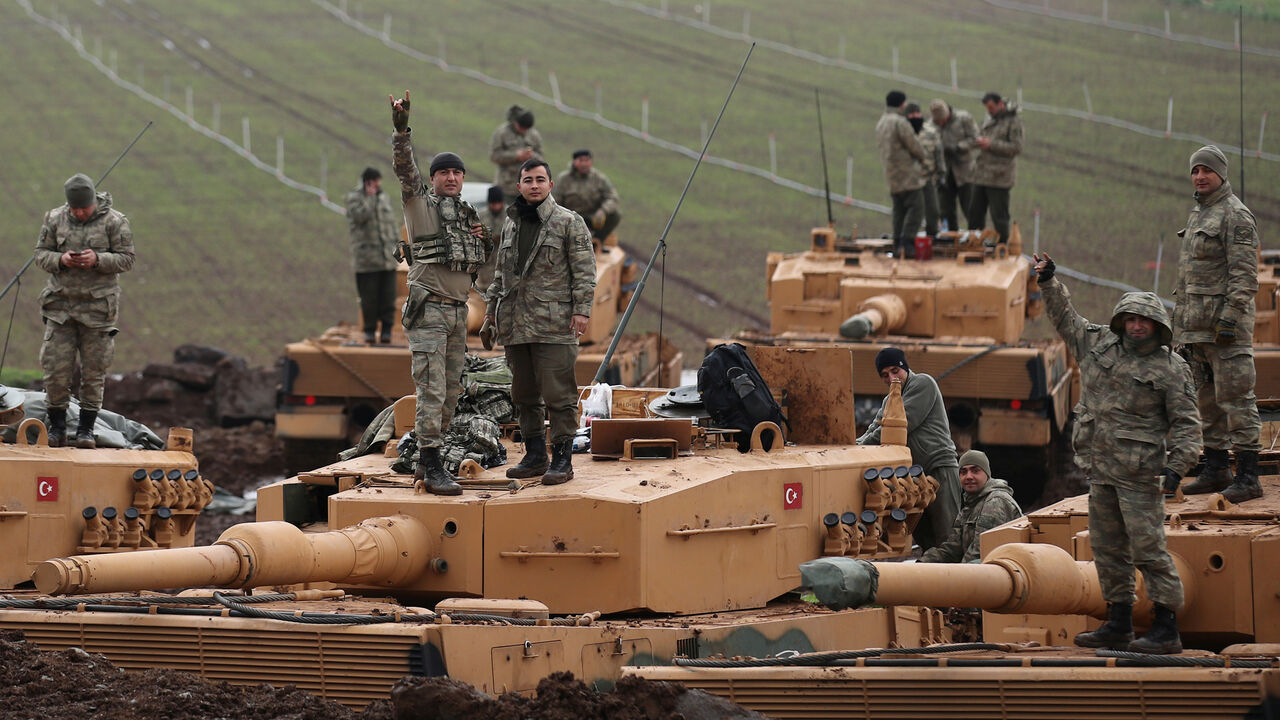 MIDEAST-CRISIS/SYRIA-TURKEY Turkish soldiers are pictured on top of their tanks near the Turkish-Syrian border in Hatay province, Turkey January 23, 2018. REUTERS/Umit Bektas - RC1442DC7EA0