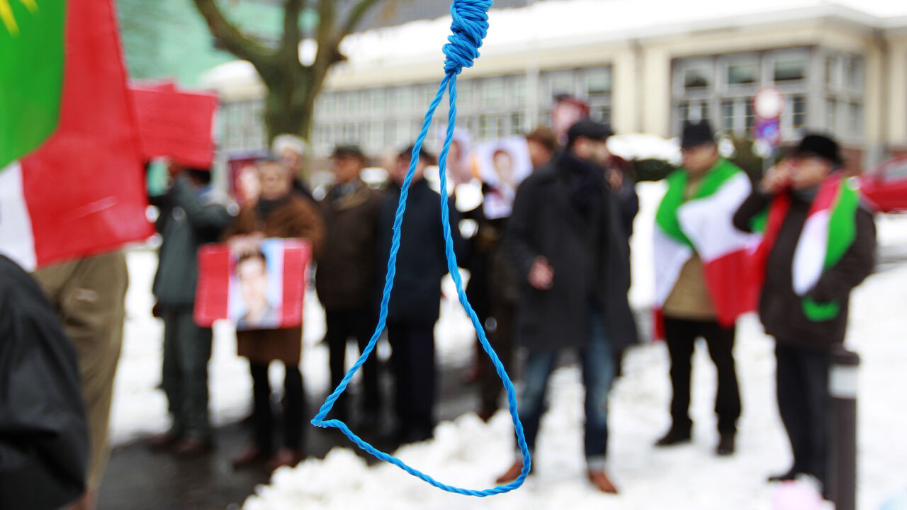 BELGIUM/ Iranian exiles shout slogans in front of a mock gallows to protest against executions in Iran during a demonstration outside the Iranian embassy in Brussels December 29, 2010. REUTERS/Francois Lenoir (BELGIUM - Tags: CIVIL UNREST POLITICS) - GM1E6CT1T7M01