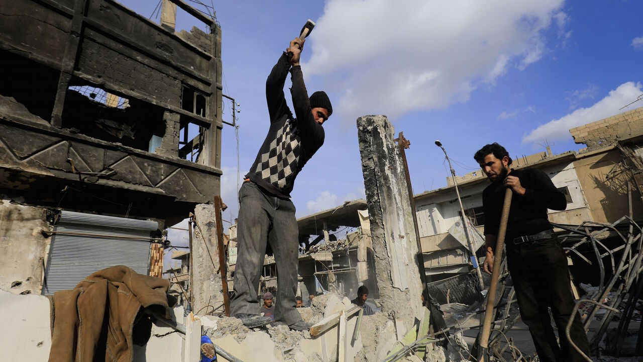 AFP_WW3WN Syrian men work on reconstructing a damaged building in the northern Syrian city of Raqa, on January 16, 2018 after a huge military operation led on the ground by Kurdish fighters and in the air by US warplanes defeated jihadists from the Islamic State group but also left the city completely disfigured.
Once home to around 300,000 people, Raqa's neighbourhoods were empty when it was declared retaken in mid-October. Three months on, despite the lack of infrastructure and the lingering threat of unexploded mi