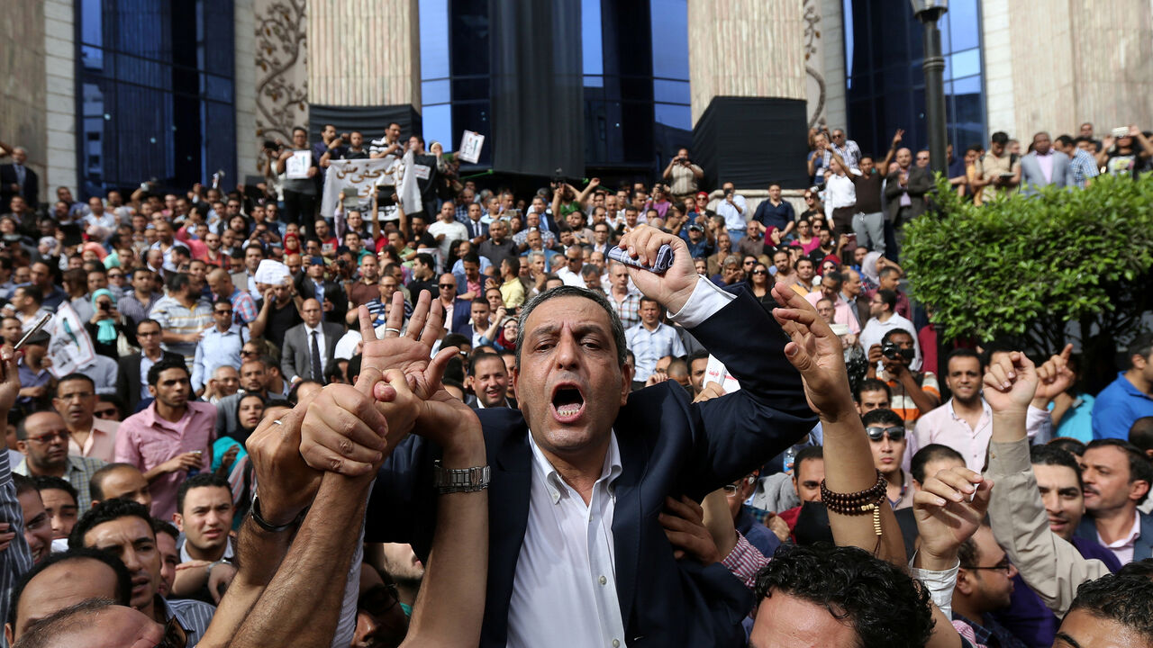 EGYPT-RIGHTS-JOURNALISTS Journalists carry Yehia Kalash, head of the Egyptian press syndicate, during a protest against restrictions on the press and to demand the release of detained journalists, in front of the Egyptian Press Syndicate's headquarters in downtown Cairo, Egypt May 4, 2016. Picture taken May 4, 2016. REUTERS/Mohamed Abd El Ghany - S1AEUNYDSEAA