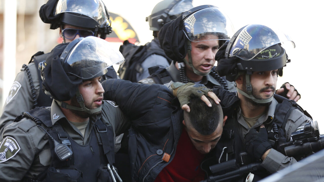 ISRAEL-PALESTINIANS Israeli border policemen detain a Palestinian protester during clashes near Jerusalem's Old City December 26, 2015. Palestinians protested demanding that they be given the bodies of their brethren who have been killed during the latest wave of violence with Israel. REUTERS/Ammar Awad - GF10000276454